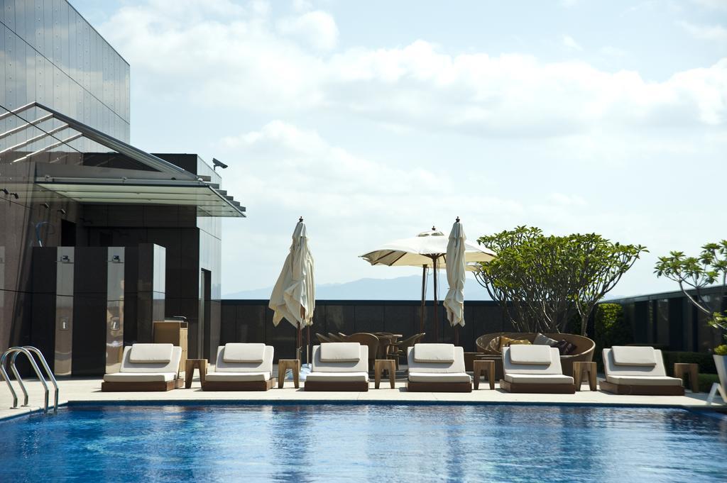 The Okura Prestige Taipei Hotel Екстериор снимка The swimming pool at the hotel