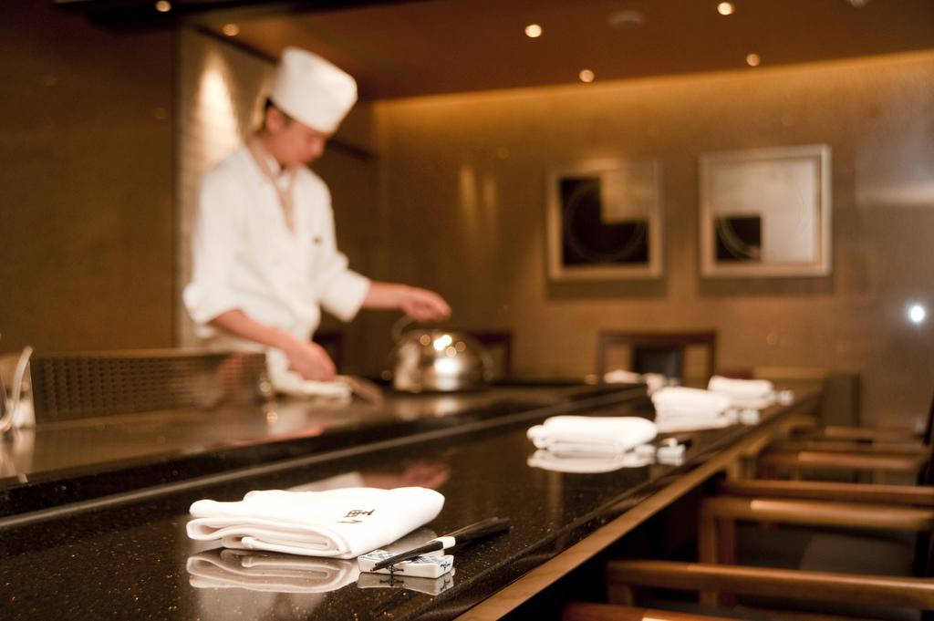 The Okura Prestige Taipei Hotel Екстериор снимка A chef at work