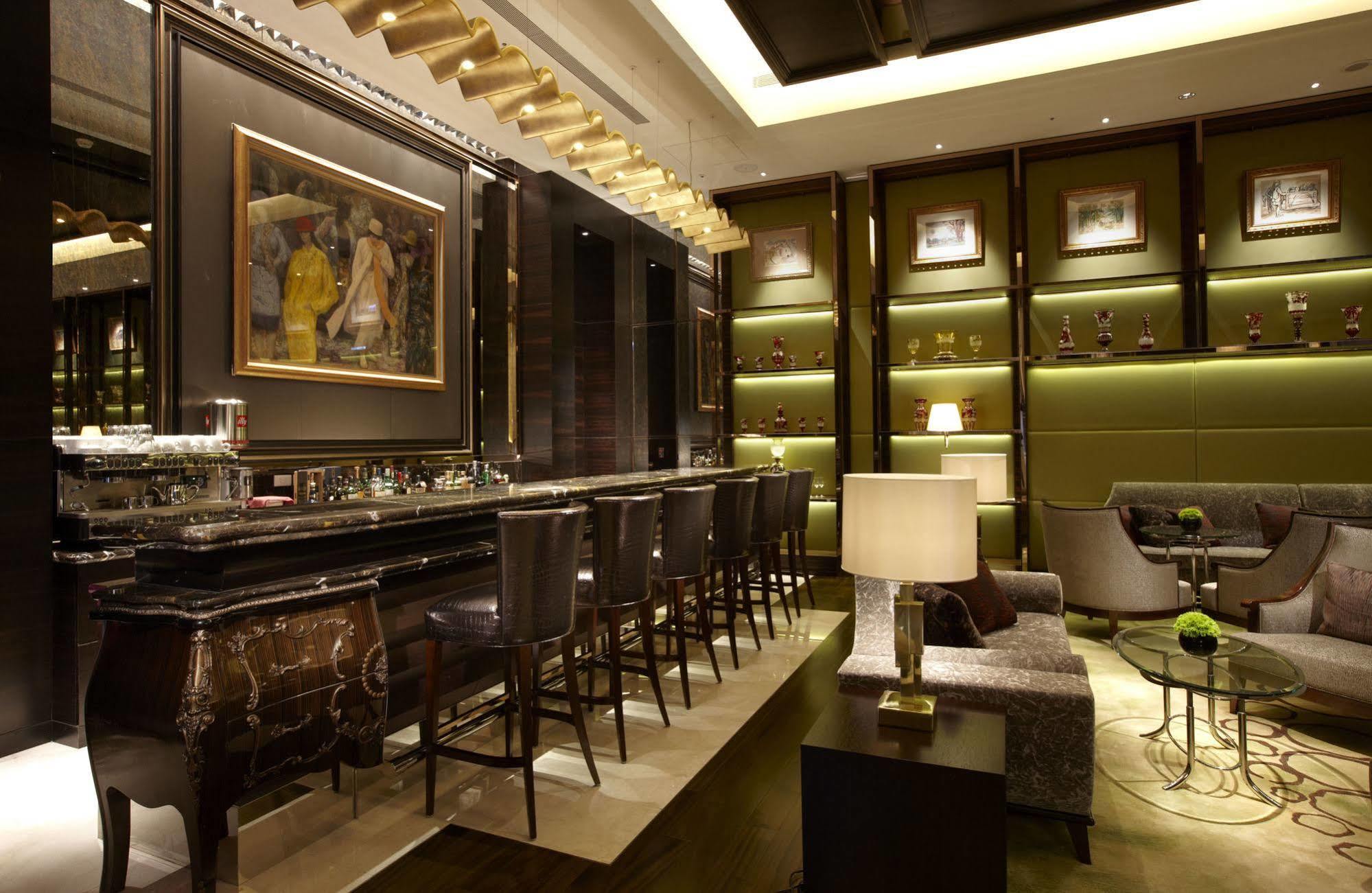 The Okura Prestige Taipei Hotel Екстериор снимка The bar at the Mandarin Oriental, Hong Kong