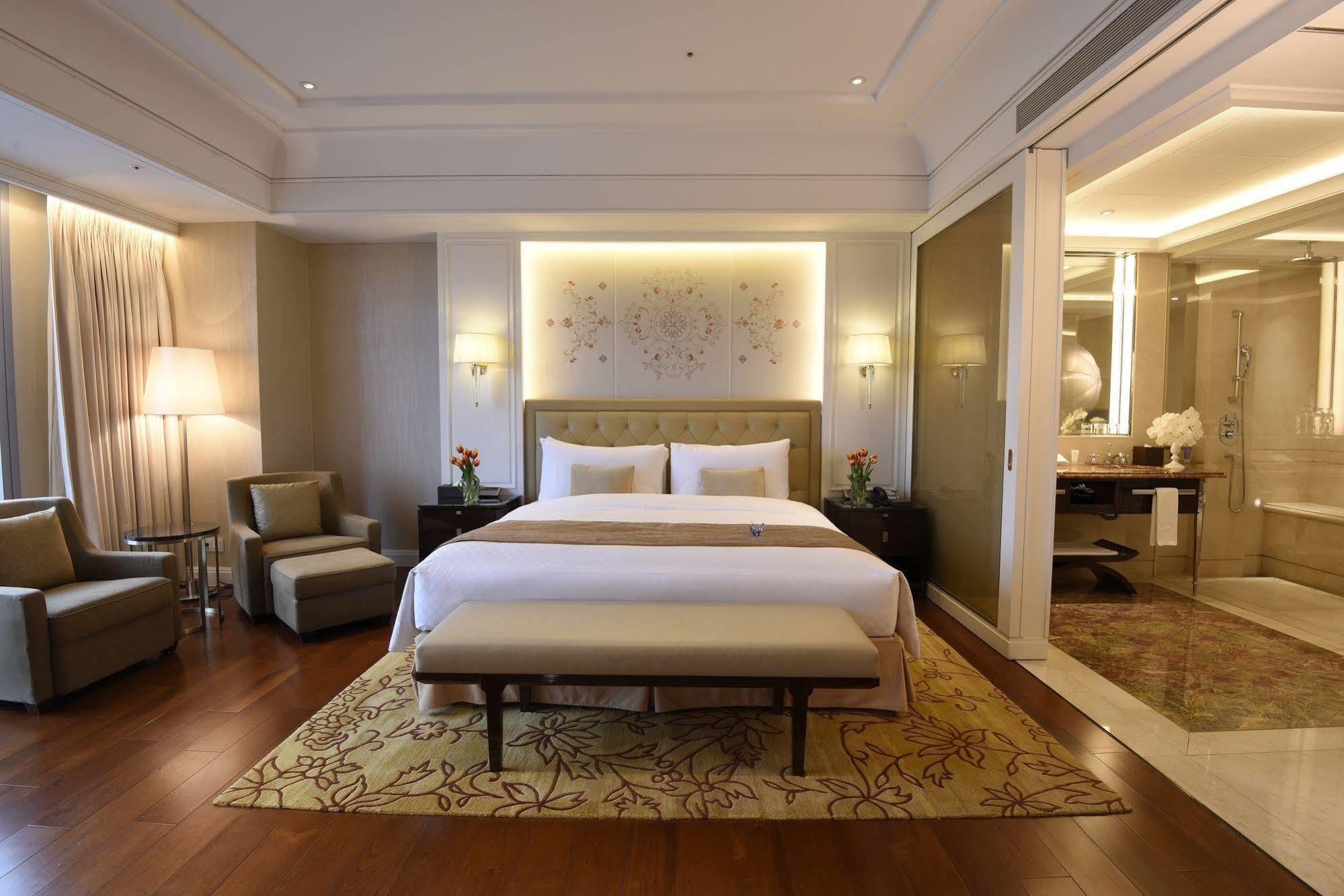 The Okura Prestige Taipei Hotel Екстериор снимка A bedroom at the Taj Mahal Palace